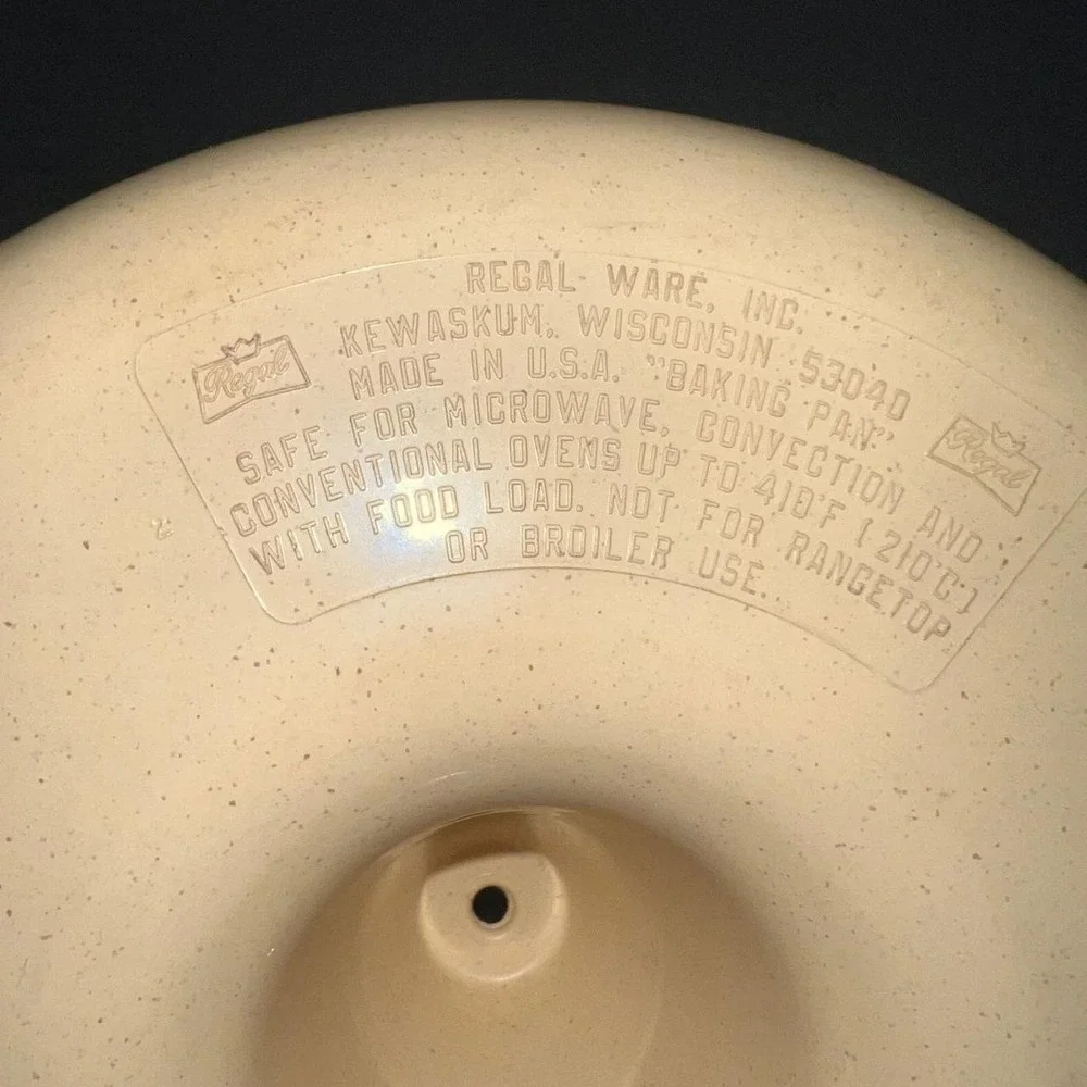 VTG Regal Ware Microwave Melamine Bundt Cake‎ Baking Pan Speckled Almond